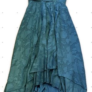 Elegant Emerald Green Textured Jacquard High-Low Formal Gown